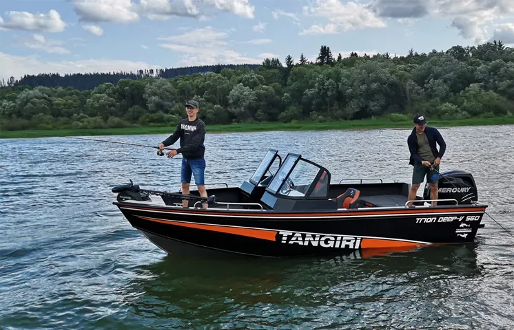 Trion Deep-V 550 na jeziorze