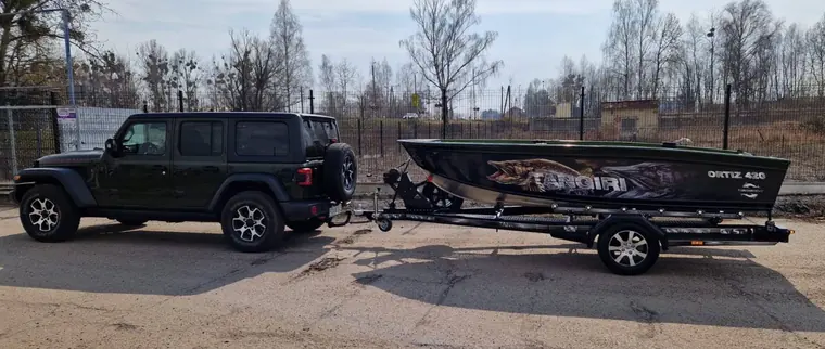 Jeep Wrangler z łodzią Ortiz 420 na przyczepie MGM Trailers